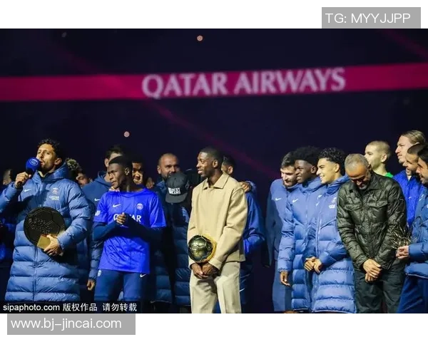 足球明星背后的奋斗故事与荣耀瞬间展现了他们不屈的精神与卓越的才华