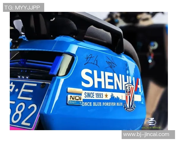 上海热销足球明星签名商品吸引众多球迷热情追捧