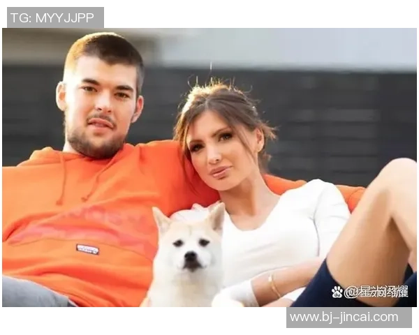 西班牙足球明星与模特女友的浪漫爱情故事揭秘